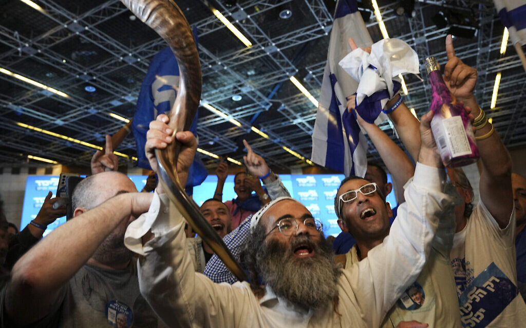 أنصار بنيامين نتنياهو يحتفلون بنتائج الاستطلاعات الأولية في مقر حزب الليكود في القدس، 2 نوفمبر 2022 (AP Photo / Tsafrir Abayov)