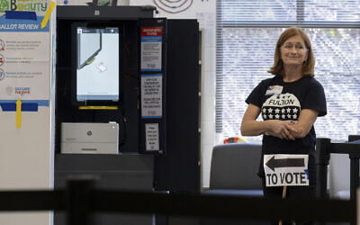 موظفة في مركز اقتراع تستعد لتوجيه الناخبين خلال انتخابات منتصف الولاية في مدرسة ريدجفيو تشارتر الإعدادية في ساندي سبرينجز، جورجيا، 8 نوفمبر 2022 (Ben Gray / AP)
