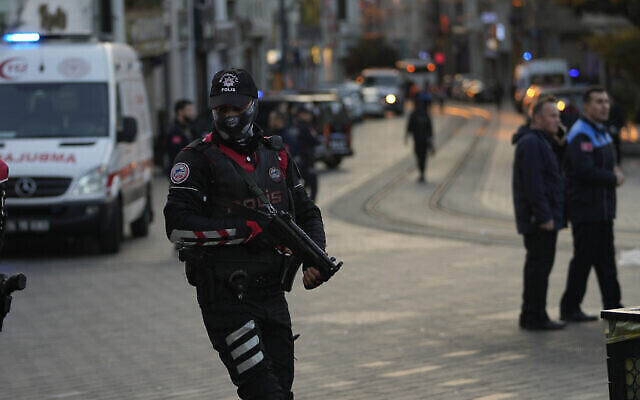 الأمن وسيارات الإسعاف في مكان الحادث بعد انفجار في شارع الاستقلال الشهير في اسطنبول،  13 نوفمبر، 2022. (AP / Francisco Seco)