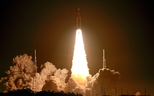 انطلاق الصاروخ الجديد المتجه نحو القمر والتابع لوكالة ناسا من منصة الإطلاق 39B في مركز كينيدي للفضاء في كيب كانافيرال، فلوريدا، 16 نوفمبر 2022 (AP Photo / John Raoux)