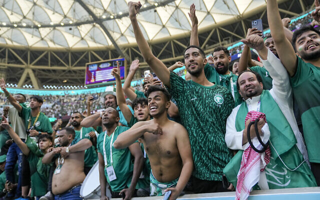 مشجعو المملكة العربية السعودية يحتفلون بفوزهم بعد مباراة كأس العالم لكرة القدم بين الأرجنتين والسعودية في استاد لوسيل في لوسيل، قطر، 22 نوفمبر 2022 (AP Photo / Jorge Saenz)