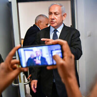 زعيم المعارضة بنيامين نتنياهو يصل إلى جلسة في دعوى قضائية ضد رئيس الوزراء السابق إيهود أولمرت، في محكمة الصلح في تل أبيب، 12 يونيو، 2022. (Avshalom Sassoni / Flash90)