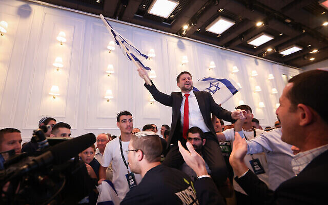 رئيس الحزب "الصهيونية المتدينة" بتسلئيل سموتريتش في مقر الحملة الانتخابية للحزب، 1 نوفمبر، 2022. (Yossi Aloni / Flash90)