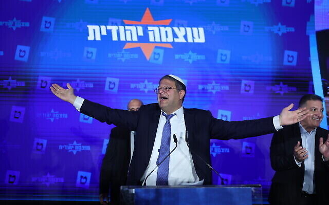رئيس "حزب عوتسما" يهوديت إيتمار بن غفير يتحدث إلى أنصاره في مقر الحملة الانتخابية للحزب في القدس عقب الانتخابات، 1 نوفمبر، 2022. (Yonatan Sindel / Flash90)