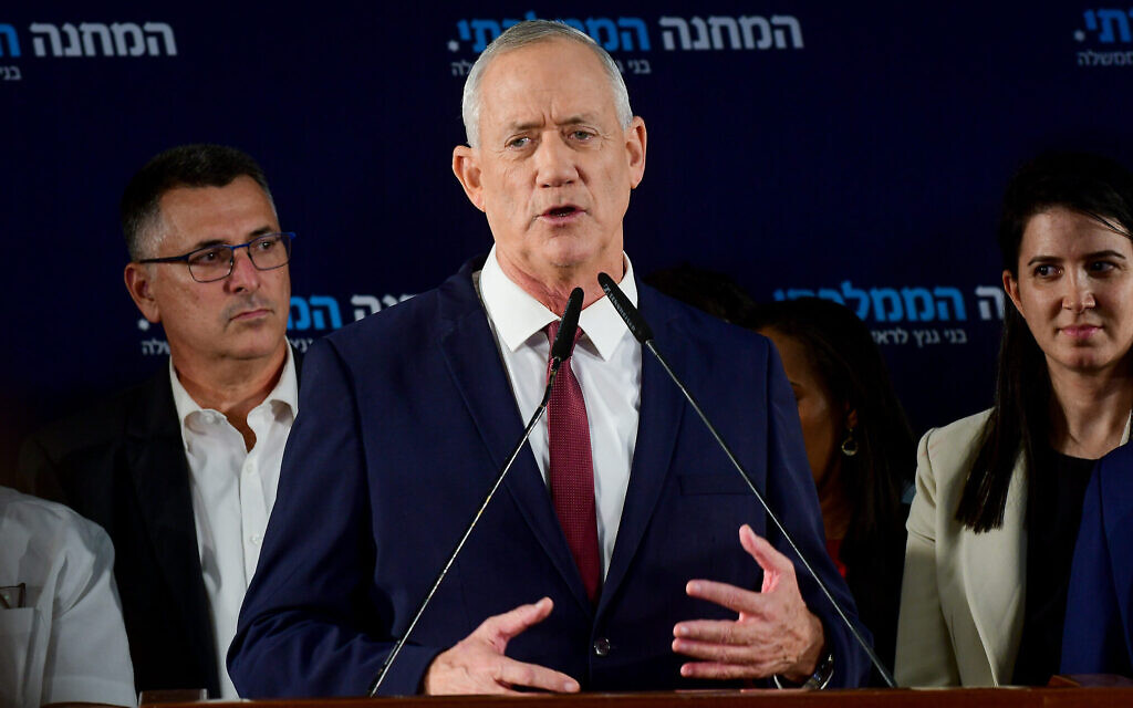 زعيم حزب "الوحدة الوطنية" بيني غانتس يتحدث مع مؤيديه بعد إعلان نتائج استطلاعات الرأي الأولية في تل أبيب، 2 نوفمبر 2022 (Avshalom Sassoni / Flash90)