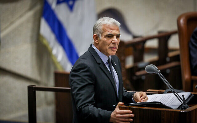 رئيس الوزراء يائير لبيد يتحدث في قاعة الكنيست في القدس، 6 نوفمبر، 2022. (Noam Revkin Fenton / Flash90)