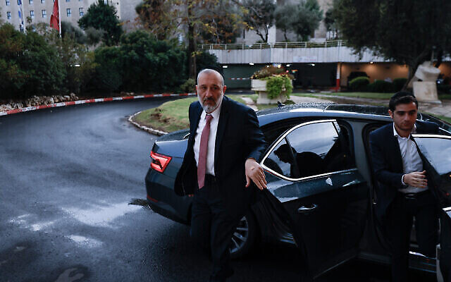 زعيم حزب شاس، أرييه درعي، يصل لإجراء محادثات ائتلافية في فندق في القدس، 9 نوفمبر، 2022. (Olivier Fitoussi / Flash90)