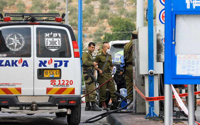 عناصر أمن ومسعفون إسرائيليون في موقع هجوم طعن في محطة وقود بالقرب من مستوطنة أرئيل في الضفة الغربية، 15 نوفمبر 2022 (Jamal Awad / Flash90)
