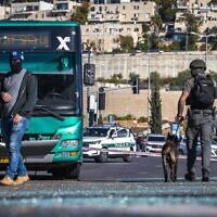 عناصر من الشرطة والأمن في موقع هجوم في القدس، 23 نوفمبر، 2022. (Olivier Fitoussil / Flash90)