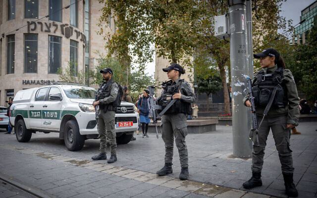 عناصر الشرطة يحرسون في القدس، 25 نوفمبر 2022 (Yonatan Sindel / Flash90)