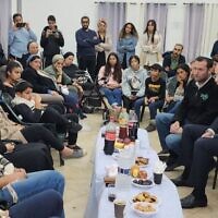السفير الأمريكي لدى إسرائيل توم نايدز يقوم بزيارة تعزية إلى منزل تامير أفيحاي في مستوطنة "كريات نيتافيم" شمال الضفة الغربية، 17 نوفمبر 2022 (Roy Hadi)