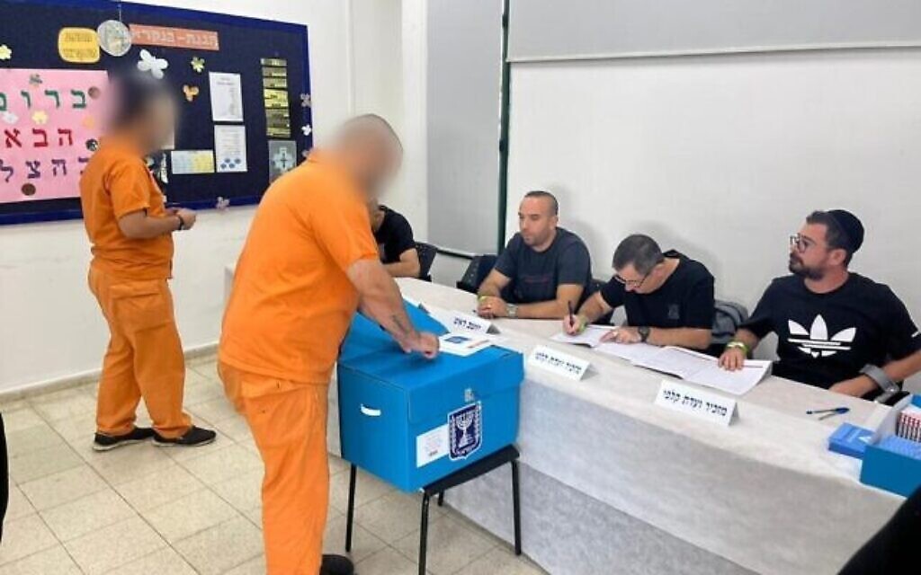 سجين يدلي بصوته في الانتخابات العامة الإسرائيلية في أحد السجون، 1 نوفمبر، 2022. (Israel Prison Service)
