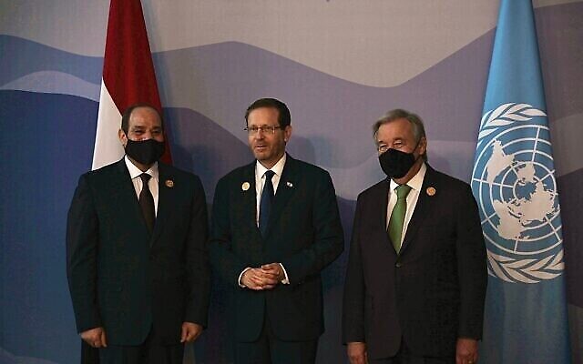 الرئيس المصري عبد الفتاح السيسي (إلى اليسار) ، والرئيس الإسرائيلي يتسحاق هرتسوغ (وسط)، والأمين العام للأمم المتحدة أنطونيو غوتيريش في مؤتمر الأمم المتحدة COP27 في 7 نوفمبر، 2022. (Haim Zach / GPO)