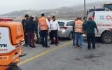 قوات الأمن والمسعفون في موقع هجوم دهس مشتبه به بالقرب من بؤرة "ميغرون" الاستيطانية غير القانونية في الضفة الغربية، 29 نوفمبر 2022 (United Hatzalah)