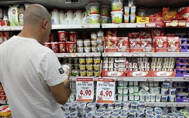 توضيحية: رجل ينظر إلى منتجات الألبان أثناء التسوق في سوبر ماركت رامي ليفي. (Nati Shohat / Flash90)