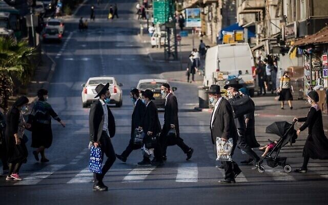 يهود متشددون يعبرون الطريق عند مفترق بار إيلان في القدس، 19 أكتوبر، 2020 (Yonatan Sindel / Flash90)