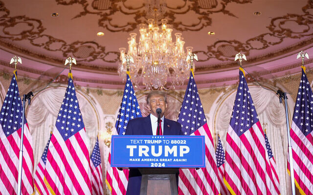 الرئيس السابق للولايات المتحدة دونالد ترامب يعلن عن ترشحه للرئاسة للمرة الثالثة أثناء حديثه في مارالاغو، بالم بيتش، فلوريدا، 15 نوفمبر 2022. (AP Photo / Andrew Harnik)