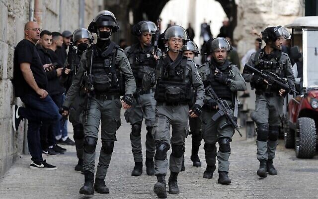دورية لحرس الحدود أمام باب الأسباط في البلدة القديمة بالقدس، بينما ينتظر الفلسطينيون السماح لهم بدخول المسجد الأقصى، 17 أبريل، 2022. (Ahmad GHARABLI / AFP)