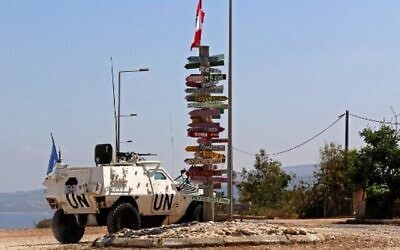 عناصر من اليونيفيل يقومون بدورية في منطقة الناقورة، جنوب مدينة صور اللبنانية، على طول الحدود مع إسرائيل، 6 يونيو، 2022.  (Mahmoud ZAYYAT / AFP)