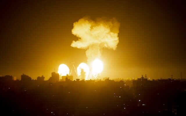 نيران ودخان يتصاعدان فوق مبان في جنوب غزة، أثناء قصف الطائرات الحربية الاسرائيلية للقطاع الفلسطيني، 4 ديسمبر 2022 (AFP)