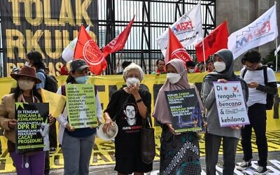 نشطاء يحتجون ضد قانون العقوبات الإندونيسي الجديد خارج مبنى البرلمان في جاكرتا، إندونيسيا، 5 ديسمبر 2022 (ADEK BERRY / AFP)