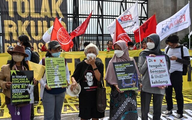 نشطاء يحتجون ضد قانون العقوبات الإندونيسي الجديد خارج مبنى البرلمان في جاكرتا، إندونيسيا، 5 ديسمبر 2022 (ADEK BERRY / AFP)