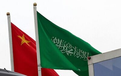 العلمان الصيني والسعودي يزينان أحد الشوارع قبل زيارة الرئيس الصيني للعاصمة السعودية، 7 ديسمبر، 2022. (Photo by Fayez Nureldine / AFP)