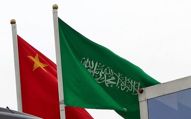 العلمان الصيني والسعودي يزينان أحد الشوارع قبل زيارة الرئيس الصيني للعاصمة السعودية، 7 ديسمبر، 2022. (Photo by Fayez Nureldine / AFP)