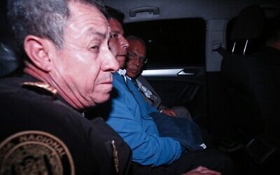 الرئيس البيروفي السابق بيدرو كاستيلو (وسط) شوهد داخل سيارة للشرطة أثناء مغادرته إقليم ليما، حيث كان محتجزا، في ليما، 7 ديسمبر، 2022. ( Renato Pajuelo / AFP)