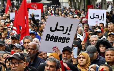 متظاهرون تونسيون يشاركون في مسيرة ضد الرئيس قيس سعيّد دعا إليها تحالف "جبهة الخلاص الوطني" المعارض، في العاصمة تونس، 10 ديسمبر 2022 (FETHI BELAID / AFP)