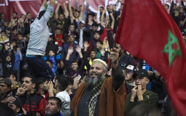 مشجعو كرة قدم فلسطينيين يرفعون الأعلام المغربية ويهتفون وهم يشاهدون مباراة الجولة السادسة عشر من كأس العالم قطر 2022 بين البرتغال والمغرب، في مدينة غزة، 10 ديسمبر 2022 (MOHAMMED ABED / AFP)