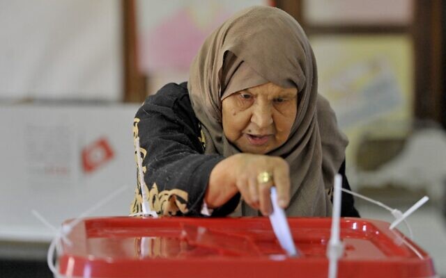 ناخبة تونسية تدلي بصوتها في مركز اقتراع بمنطقة بن عروس بالقرب من تونس العاصمة، خلال الانتخابات البرلمانية، 17 ديسمبر 2022 (YASSINE MAHJOUB / AFP)