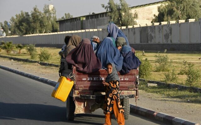 توضيحية: نساء أفغانيات يرتدين البرقع يسافرن في مركبة في قندهار، 25 ديسمبر 2022 (Naveed Tanveer / AFP)