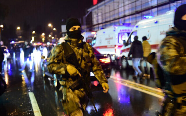 القوات الخاصة التابعة للشرطة التركية وسيارات الإسعاف في موقع هجوم مسلح على ملهى ليلي في اسطنبول، 1 يناير 2017 (Yasin Akgul/AFP)