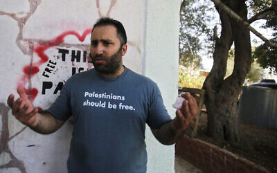 في هذه الصورة من الأرشيف والتي تم التقاطها في 10 سبتمبر 2017، يظهر الناشط الفلسطيني البارز عيسى عمرو وهو يتحدث بعد إطلاق سراحه من معتقل السلطة الفلسطينية في مدينة الخليل بالضفة الغربية. (AP/Nasser Shiyoukhi, File)