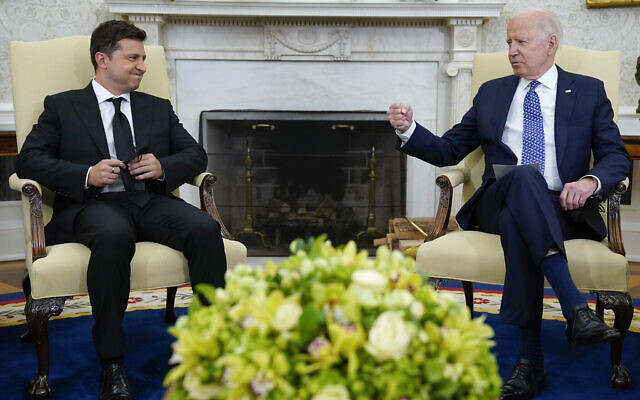 توضيحية: الرئيس الأمريكي جو بايدن (يمين) يلتقي بالرئيس الأوكراني فولوديمير زيلينسكي في المكتب البيضاوي بالبيت الأبيض، 1 سبتمبر 2021، في واشنطن (AP Photo / Evan Vucci)