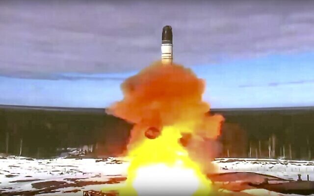 في هذه الصورة التي نشرتها الخدمة الصحفية لوكالة الفضاء الروسية روسكوزموس في 20 أبريل 2022، يتم إطلاق صاروخ باليستي عابر للقارات من طراز Sarmat من "بليسيتسك" في شمال غرب روسيا (Roscosmos Space Agency Press Service via AP, File)