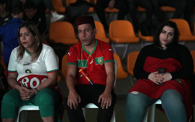 مشجعو المغرب المحبطون يشاهدون البث المباشر لمباراة نصف نهائي كأس العالم لكرة القدم بين المغرب وفرنسا التي أقيمت في قطر، في مدينة أشدود الساحلية جنوب إسرائيل، 14 ديسمبر، 2022. (AP Photo / Tsafrir Abayov)