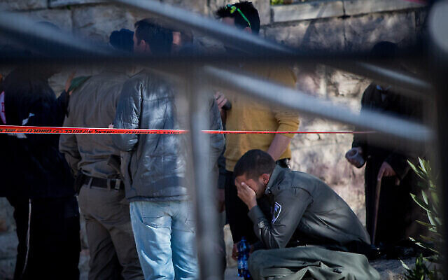قوات الأمن الإسرائيلية في موقع إطلاق نار وطعن بالقرب من باب العامود، القدس، 3 فبراير، 2016. (Yonatan Sindel / Flash90)