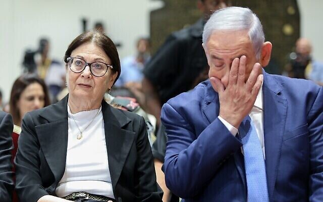 رئيس الوزراء بنيامين نتنياهو (من اليمين) ورئيسة المحكمة العليا إستر حايوت في مراسم أقيمت في مقر رؤساء إسرائيل في القدس، 17 يونيو، 2019. (Noam Revkin Fenton / Flash90)