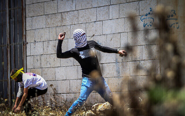 توضيحية: اشتباكات بين فلسطينيين وقوات الأمن الإسرائيلية خلال مظاهرة في قرية كفر قدوم، بالقرب من مدينة نابلس بالضفة الغربية، 20 مايو، 2022 (Nasser Ishtayeh / Flash90)
