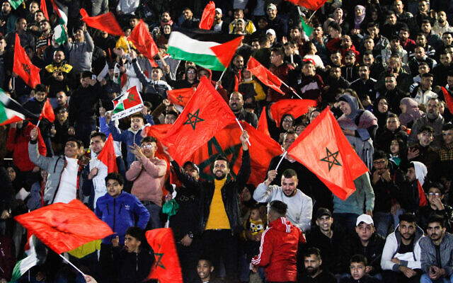 فلسطينيون يشاهدون مباراة ربع نهائي كأس العالم قطر 2022 بين المغرب والبرتغال، في نابلس بالضفة الغربية، في 10 ديسمبر 2022 (Nasser Ishtayeh/Flash90)