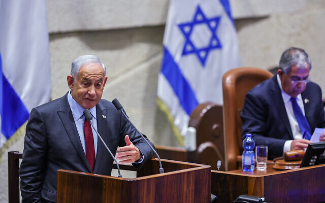 زعيم الليكود بنيامين نتنياهو يلقي كلمة أمام الكنيست، 13 ديسمبر 2022 (Yonatan Sindel / Flash90)