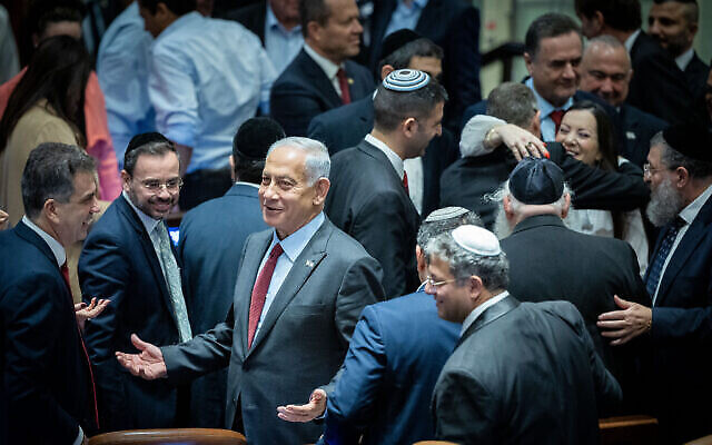 رئيس حزب الليكو ، عضو الكنيست بنيامين نتنياهو، محاط بأعضاء الكنيست بعد التصويت على  اختيار رئيس جديدة للكنيست في البرلمان الإسرائيلي في القدس، 13 ديسمبر، 2022. (Yonatan Sindel / Flash90)