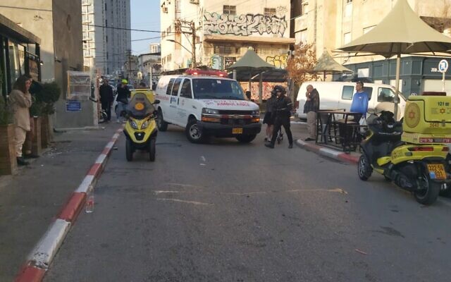 عناصر الشرطة ومسعفون في موقع هجوم دهس مشتبه به في تل أبيب، 8 ديسمبر 2022 (Magen David Adom)