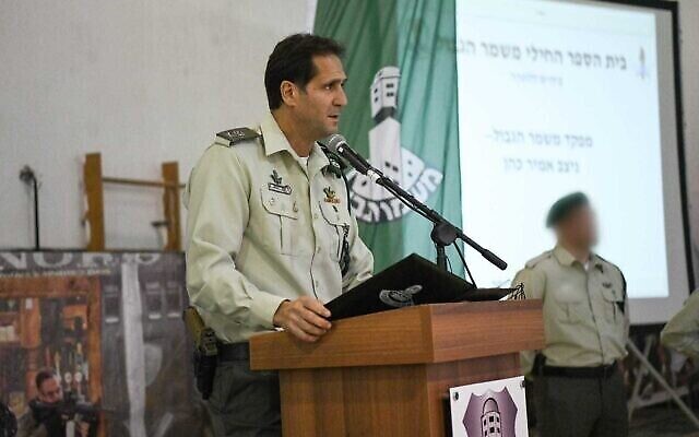 قائد شرطة حرس الحدود أمير كوهين يلقي كلمة أمام القوات خلال مراسم في 14 ديسمبر، 2022. (Israel Police)
