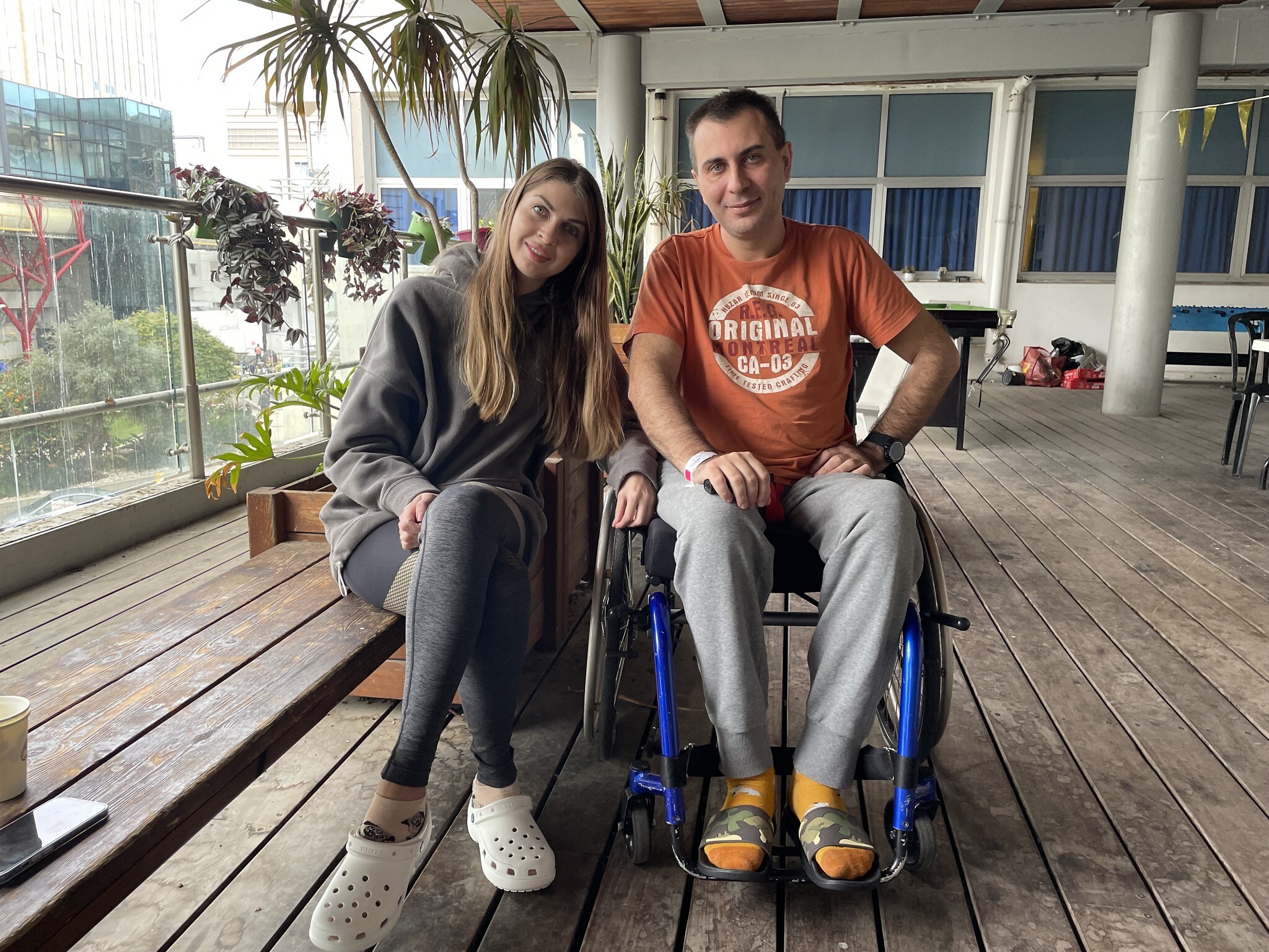 رومان وكاتيا باشينكو في مستشفى ايخيلوف ، تل أبيب ، 30 نوفمبر 2022 (اينا لازاريفا / تايمز أوف إسرائيل)