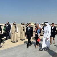 رئيس الدولة يتسحاق هرتسوغ يصل إلى أبوظبي، حيث يستقبله وزير الخارجية الإماراتي عبد الله بن زايد، 5 ديسمبر، 2022. (Lazar Berman / Times of Israel)