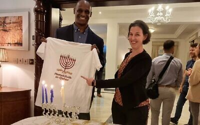السفير الأمريكي لدى قطر تيمي ديفيس والدبلوماسية الإسرائيلية إيريس أمبور في حفل إضاءة الشموع بمناسبة عيد الحانوكا في السفارة الأمريكية في قطر، 20 ديسمبر، 2022.  (Foreign Ministry)