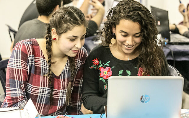 طلاب عرب يعملون في مشروع في مونا ، وهي حاضنة تكنولوجية غير ربحية في الجليل تهدف إلى بناء جسور بين اليهود الإسرائيليين والشباب العربي من خلال تقنيات الفضاء (Courtesy)